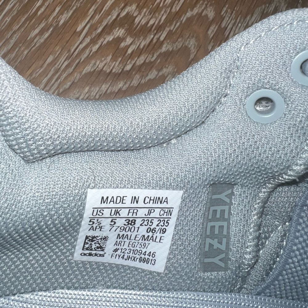 Yeezy Boost 700 Inertia - Picture 3 of 4